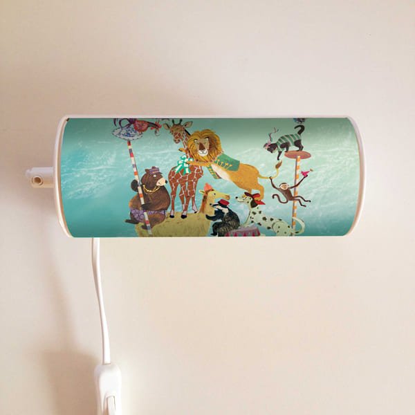 Wandlampje leeslampje bedlampje commode lampje babykamer kinderkamer safari dieren reizen flamingo Origineel uniek feest vintage retro poesie nostalgie gezellig vrolijk kleurrijk stoer schattig nostalgisch kraamcadeau verjaardagscadeau art kunst illustratie illustration gouden boekje kijkplaat zoekprent zoekplaat zoekboek kinderboek festival reizen gepersonaliseerd safari grootzus groot zus beer panda poes fantasie zebra leeuw das haan