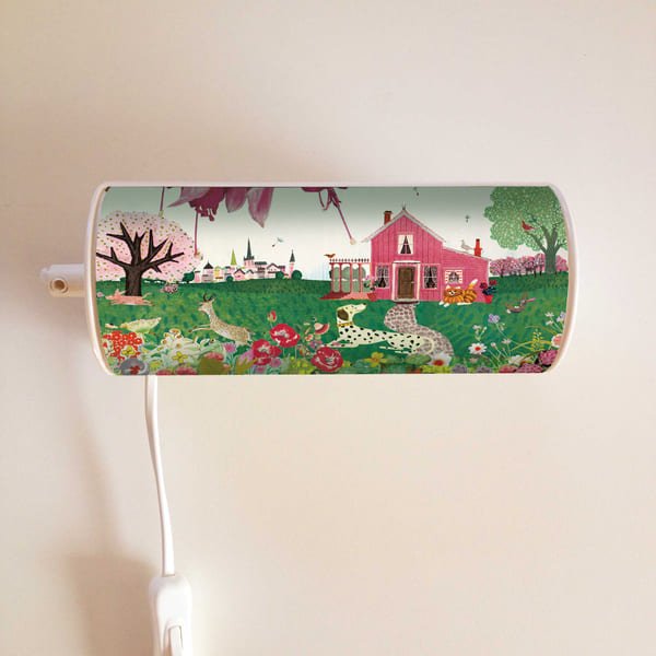 Wandlampje leeslampje bedlampje commode lampje babykamer kinderkamer safari dieren reizen flamingo Origineel uniek feest vintage retro poesie nostalgie gezellig vrolijk kleurrijk stoer schattig nostalgisch kraamcadeau verjaardagscadeau art kunst illustratie illustration gouden boekje kijkplaat zoekprent zoekplaat zoekboek kinderboek festival reizen gepersonaliseerd safari grootzus groot zus poes fantasie tuin buiten huis vakantie dalmatiër hond