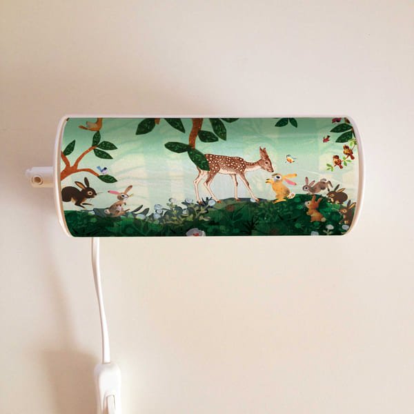 Wandlampje leeslampje bedlampje commode lampje babykamer kinderkamer safari dieren reizen flamingo Origineel uniek feest vintage retro poesie nostalgie gezellig vrolijk kleurrijk stoer schattig nostalgisch kraamcadeau verjaardagscadeau art kunst illustratie illustration gouden boekje kijkplaat zoekprent zoekplaat zoekboek kinderboek festival reizen gepersonaliseerd safari grootzus groot zus poes fantasie tuin buiten rouw liefde verlies troost kus ontroerend Bambi hert ree konijn haas bunny