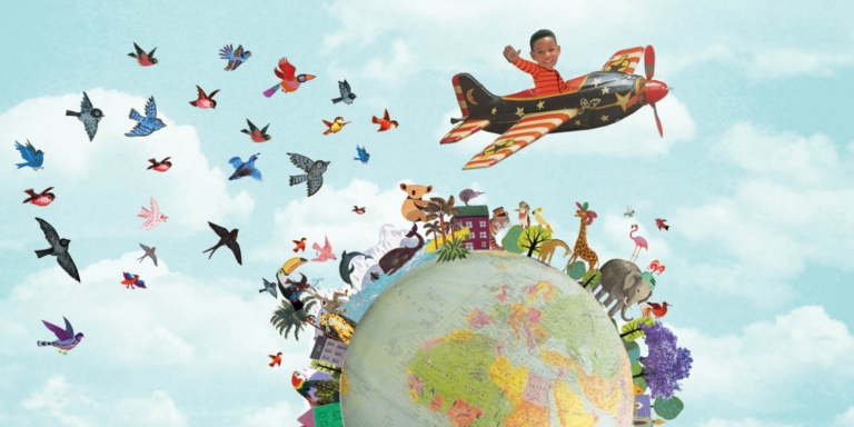 adoptie kaartje met vliegtuigje rondom een wereldbol