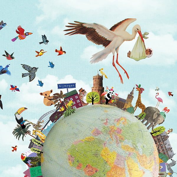 Geboortekaartje met kleurrijke wereldbol en gebouwen uit je eigen stad