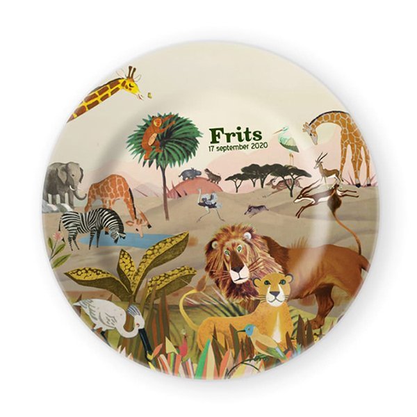 Kinderbord ontbijtbord melamine polymeer feestbord geboortebord bordje taartvorm kerst pasen sinterklaas feestdagen servies Origineel uniek feest vintage retro poesie nostalgie gezellig vrolijk kleurrijk stoer schattig nostalgisch fantasie creatief art kunst illustratie illustration gouden boekje kijkplaat zoekprent zoekplaat zoekboek kinderboek festival reizen gepersonaliseerd Bloemen dieren broer zus kindje meisje jongen genderneutraal gender neutraal cultuur huidskleur zwart donker Turks Chinees halfbloed Marokkaans Surinaams Antilliaans leeuwen giraffe afrika steppe landschap