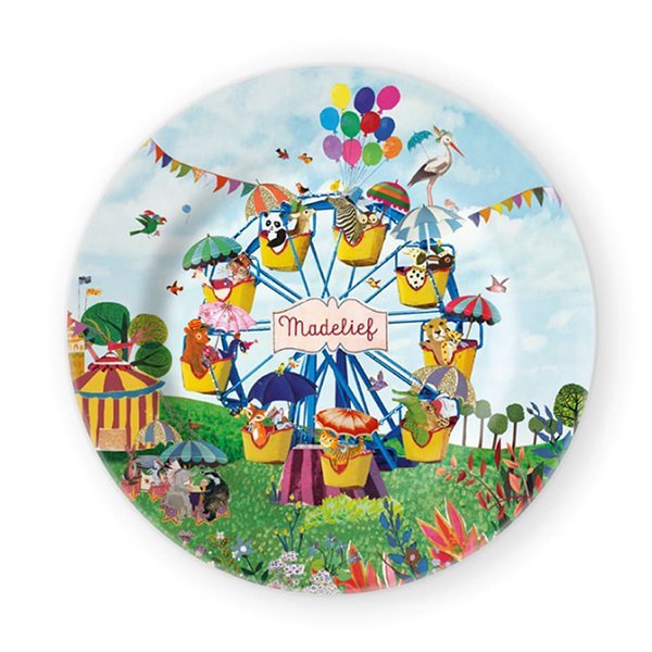 Kinderbord ontbijtbord melamine polymeer feestbord geboortebord bordje taartvorm kerst pasen sinterklaas feestdagen servies Origineel uniek feest vintage retro poesie nostalgie gezellig vrolijk kleurrijk stoer schattig nostalgisch fantasie creatief art kunst illustratie illustration gouden boekje kijkplaat zoekprent zoekplaat zoekboek kinderboek festival reizen gepersonaliseerd Bloemen dieren broer zus kindje meisje jongen genderneutraal gender neutraal cultuur huidskleur zwart donker Turks Chinees halfbloed Marokkaans Surinaams Antilliaans festival Lowlands parade Pinkpop reuzenrad dieren feest slingers ballonnen