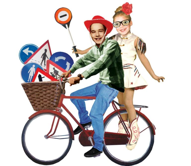 loco spellen loco spellen educatief spel leren scholieren schoolleeftijd kinderen verkeer fiets step driewieler verkeersborden verkeersregels klaar-over basisonderwijs basisschool grootzus illustratie collage professioneel editorial