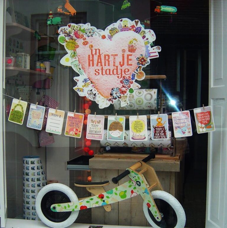 hartjes snoep[ winkelruit logo cadeauwinkel kadowinkel in hartje stadje identiteit vintage retro poesie kinderen kinderwinkel speelgoed kinderboeken illustratie vrolijk gezelligheid