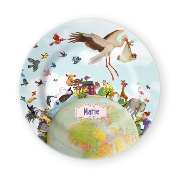 Kinderbord ontbijtbord melamine polymeer feestbord geboortebord bordje taartvorm kerst kaartbordje, taart, geboorte, geboortebord, geboortekaartje, ooievaar, flamingo, Surinaams, Antilliaans, Turks, Marokkaans, culturen, afkomst, huidkleur, teint, huidskleur, inclusief, baby babies, kraamcadeau, geboorte cadeau, kade, feestdagen servies Origineel uniek feest vintage retro poesie nostalgie gezellig vrolijk kleurrijk stoer schattig nostalgisch fantasie creatief art kunst illustratie illustration gouden boekje kijkplaat zoekprent zoekplaat zoekboek kinderboek festival reizen gepersonaliseerd Bloemen dieren broer zus kindje meisje jongen genderneutraal gender neutraal cultuur, wereldbol, globe, ooievaar, reizen, wereldburger,