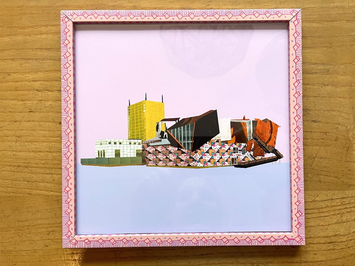 roze met lila handbeschilderd lijstje met architectuur portret van het groninger museum