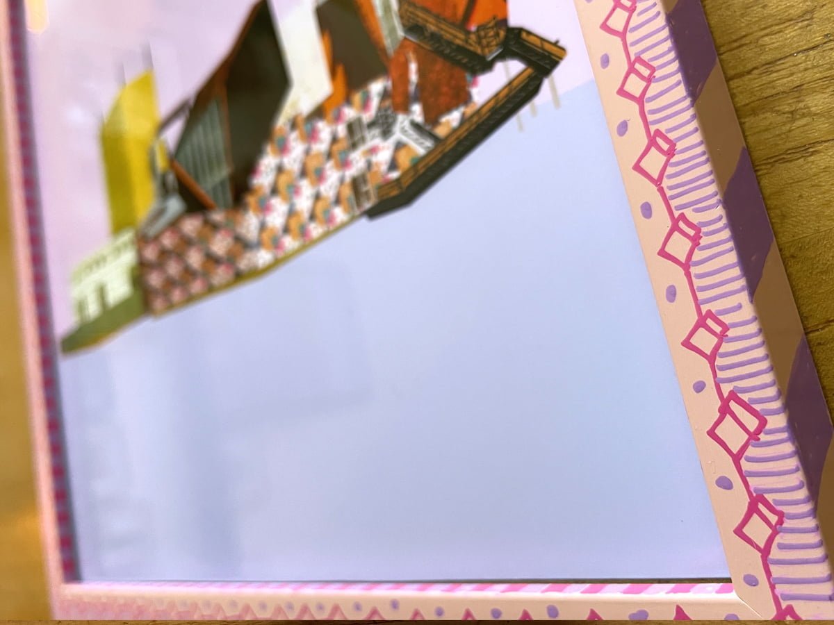 roze met lila handbeschilderd lijstje met architectuur portret van het groninger museum