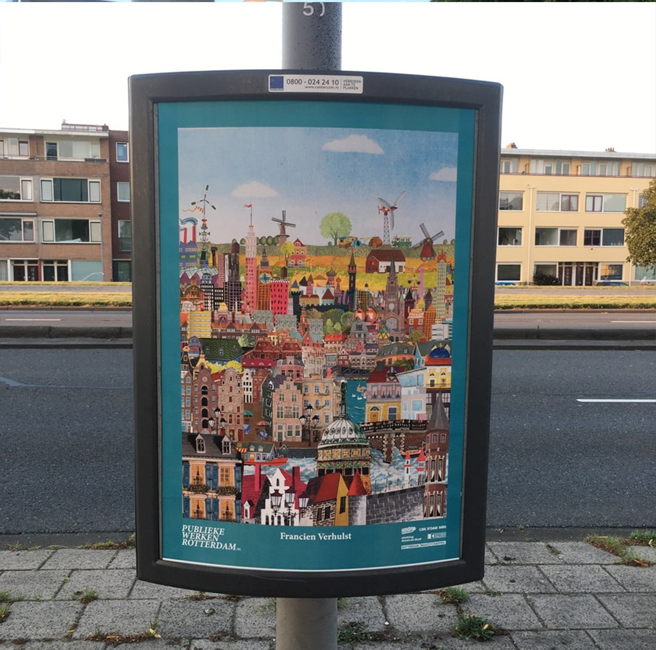 beeld voor lege abris in de stad tijdens corona