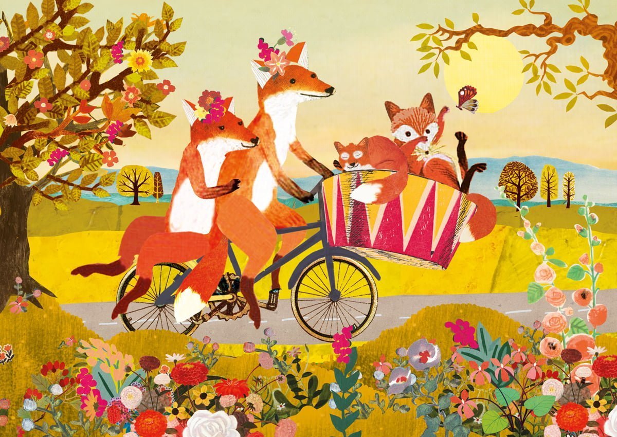 ansichtkaart met vosjes familie op een fiets in warm en kleurrijk zomer nazomer landschap